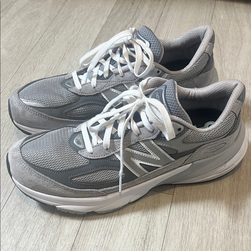 New Balance 990 V6 women’s Gray and White Sneakers